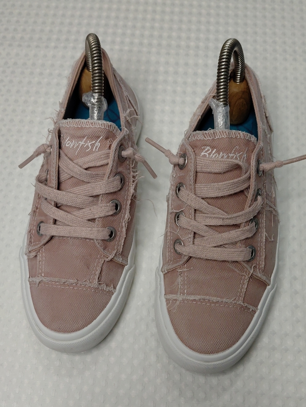 Blowfish Women's Dusty Pink Canvas Low-Top Sneakers Sz 7